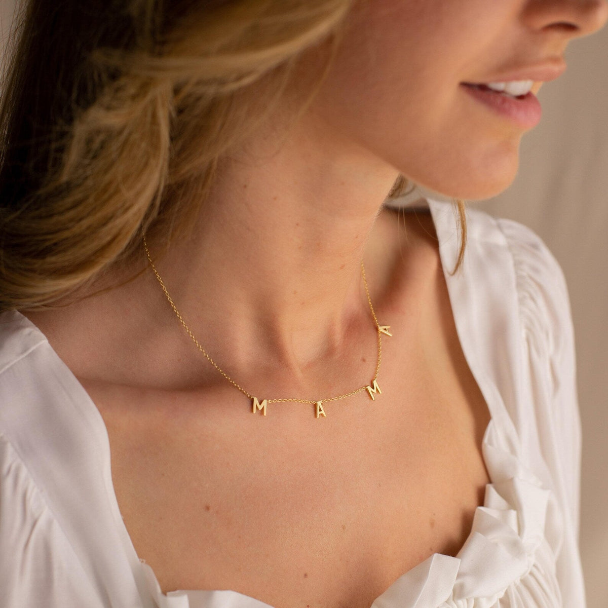 Collar personalizado con letras espaciadas