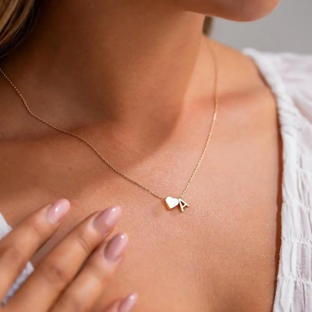 Collar con inicial en forma de corazón