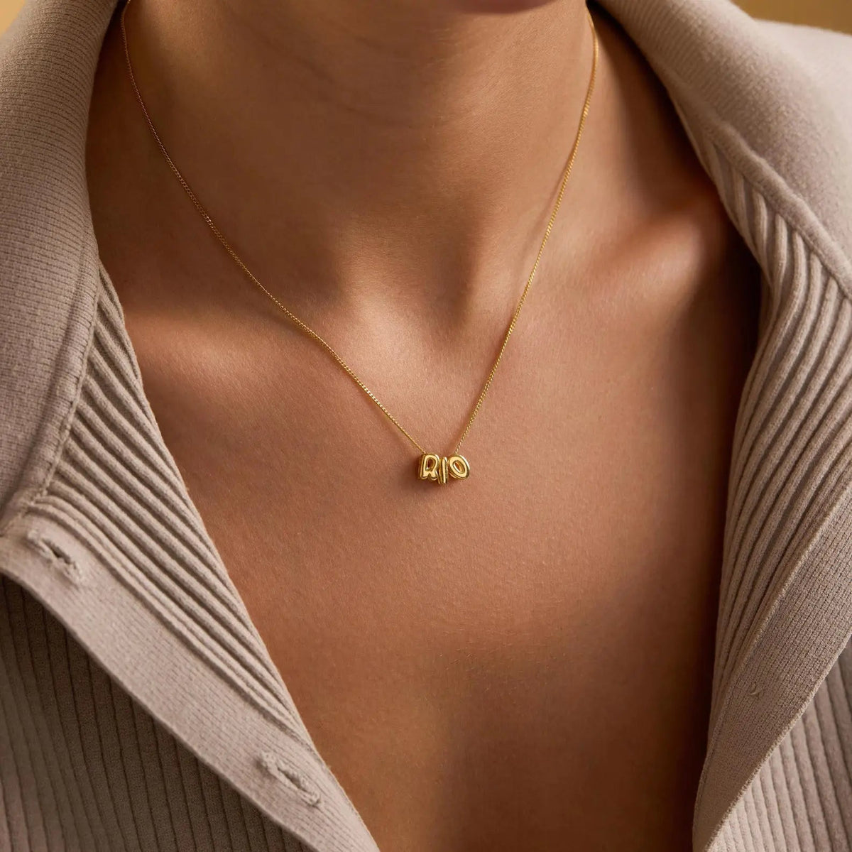 Collar con nombre de letras en forma de globos pequeños