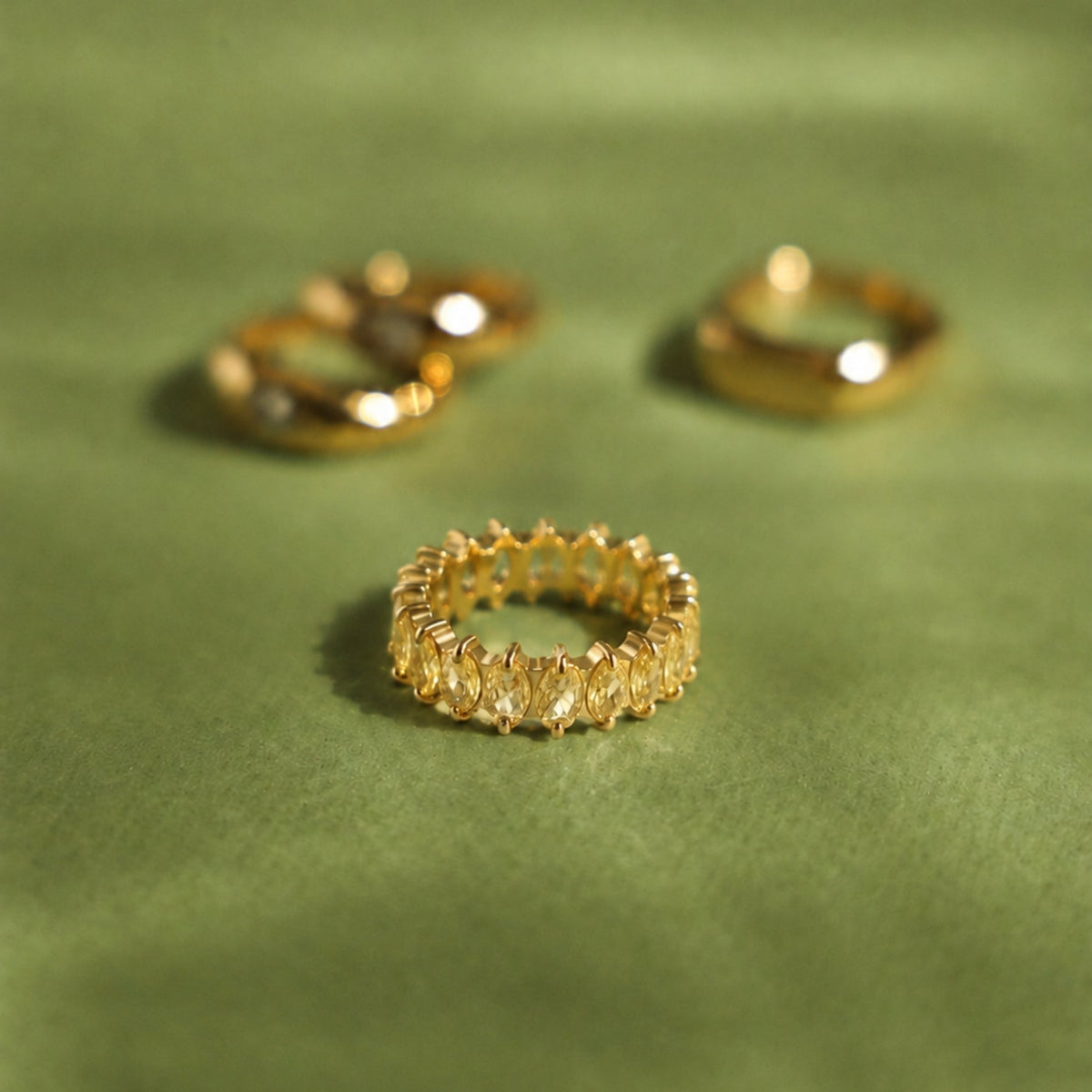 Anillo de eternidad con piedra de nacimiento