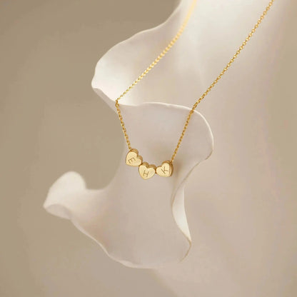Collar personalizado con inicial en forma de corazón