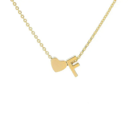 Collar con inicial en forma de corazón