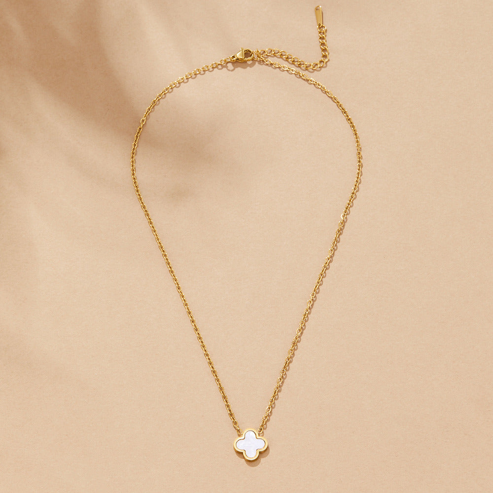 Collar de trébol blanco