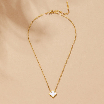 Collar de trébol blanco