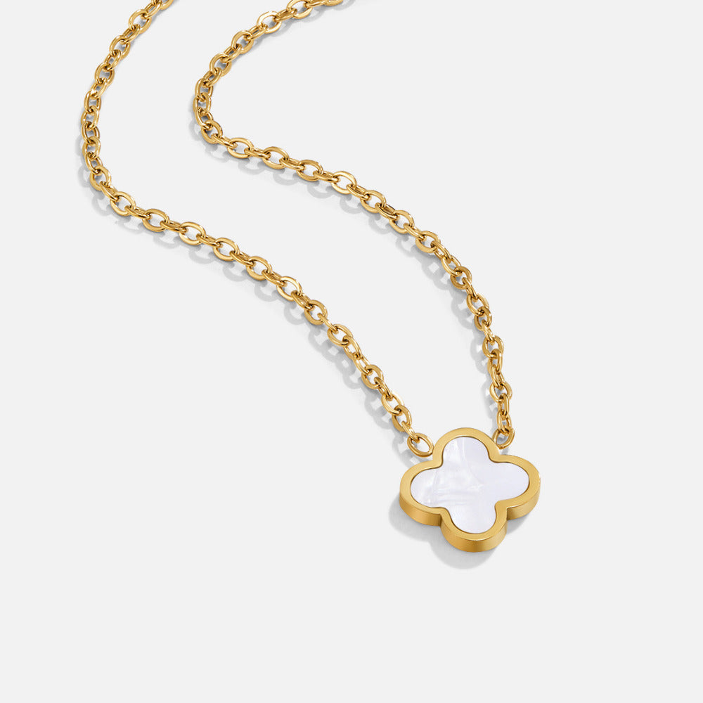 Collar de trébol blanco