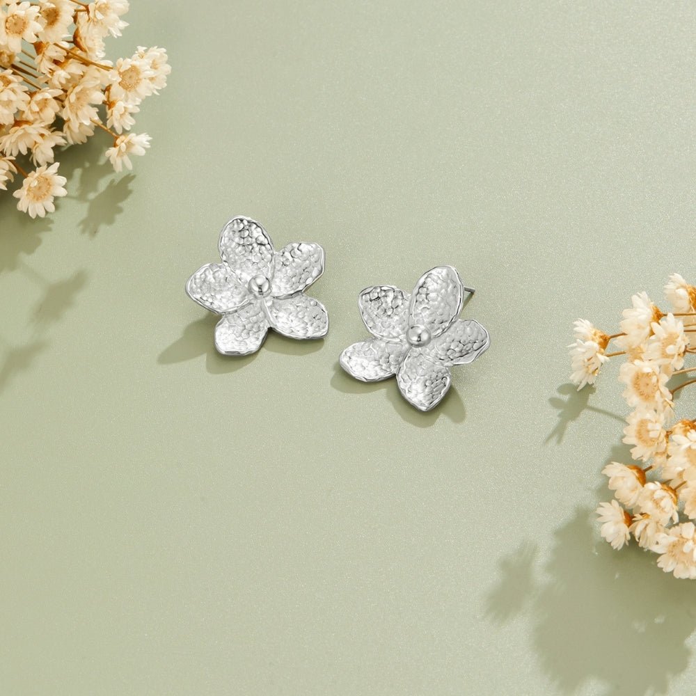 Pendientes de flores plateadas en flor