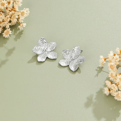 Pendientes de flores plateadas en flor