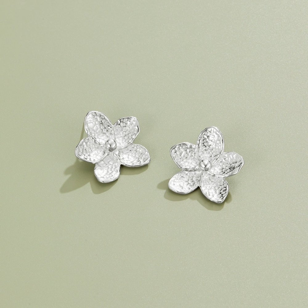 Pendientes de flores plateadas en flor