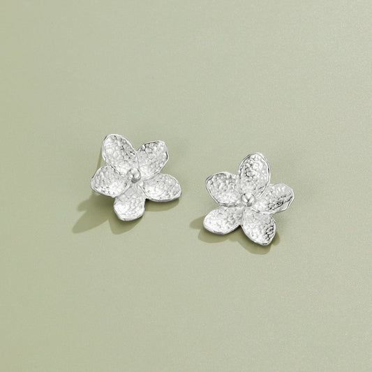 Pendientes de flores plateadas en flor