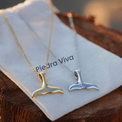 Collar con cola de ballena