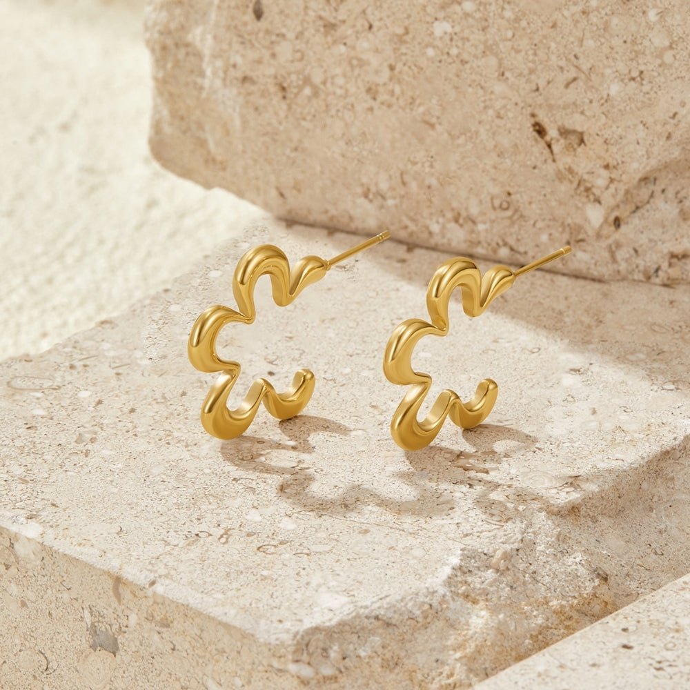 Aretes de aro dorados con flores geométricas