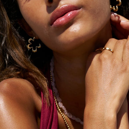Aretes de aro dorados con flores geométricas