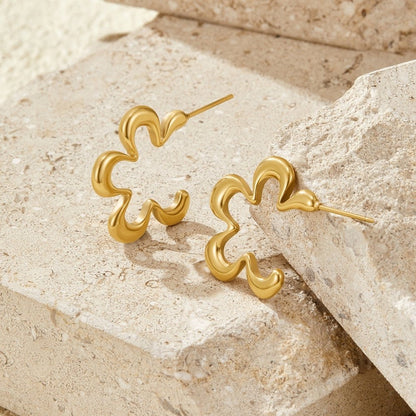 Aretes de aro dorados con flores geométricas