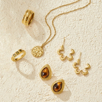 Aretes de aro dorados con flores geométricas