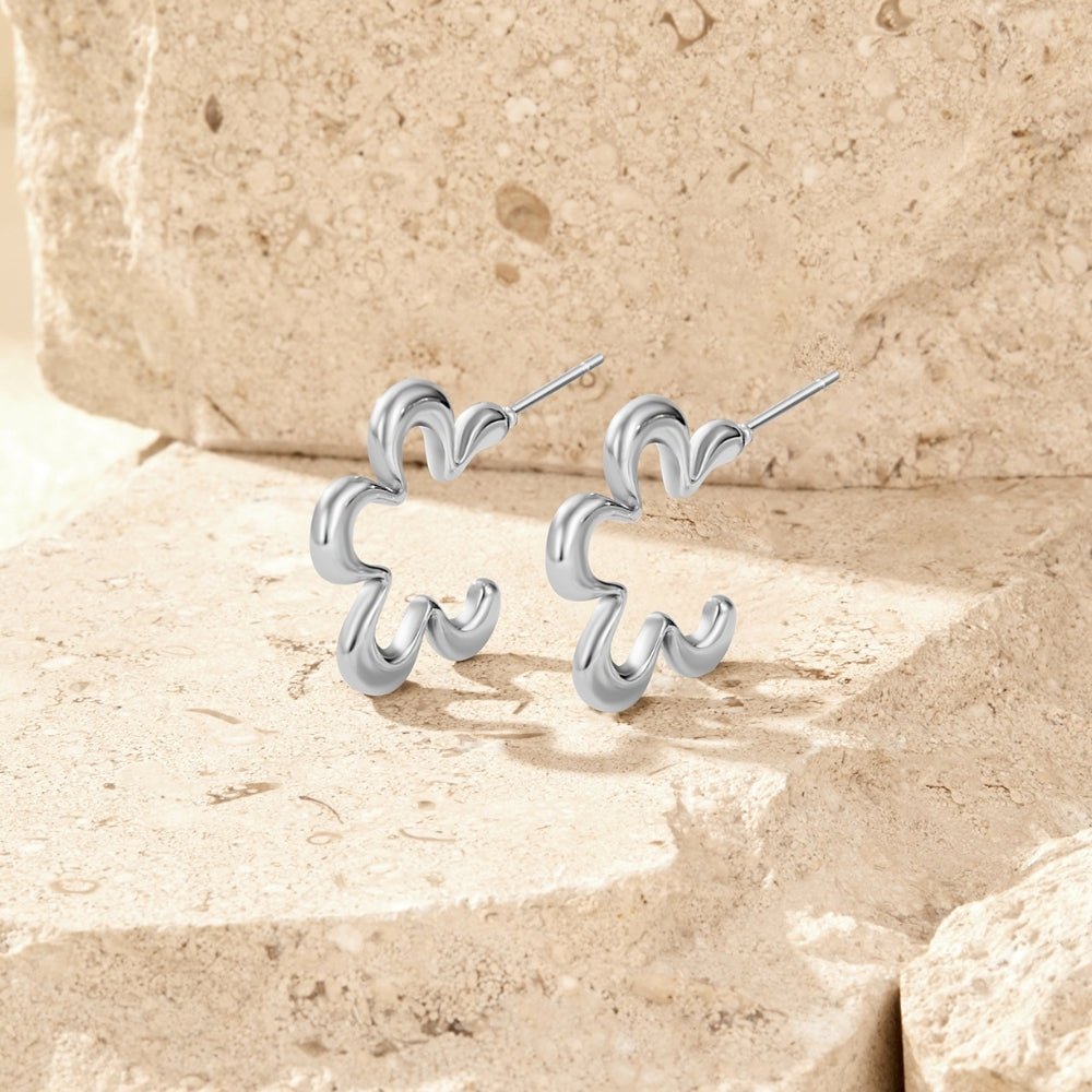 Pendientes de aro geométricos con flores plateadas