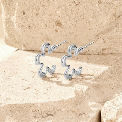 Pendientes de aro geométricos con flores plateadas