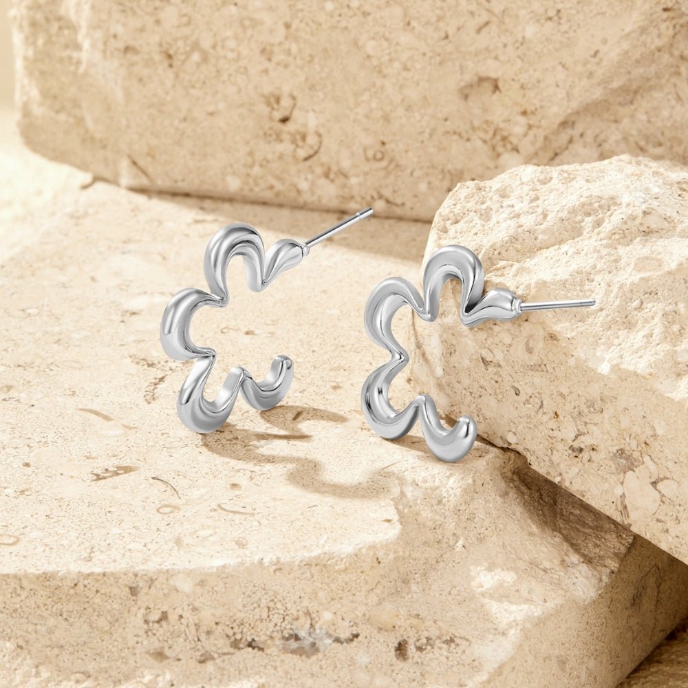 Pendientes de aro geométricos con flores plateadas