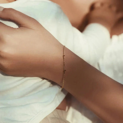 Pulsera personalizada con inicial lateral