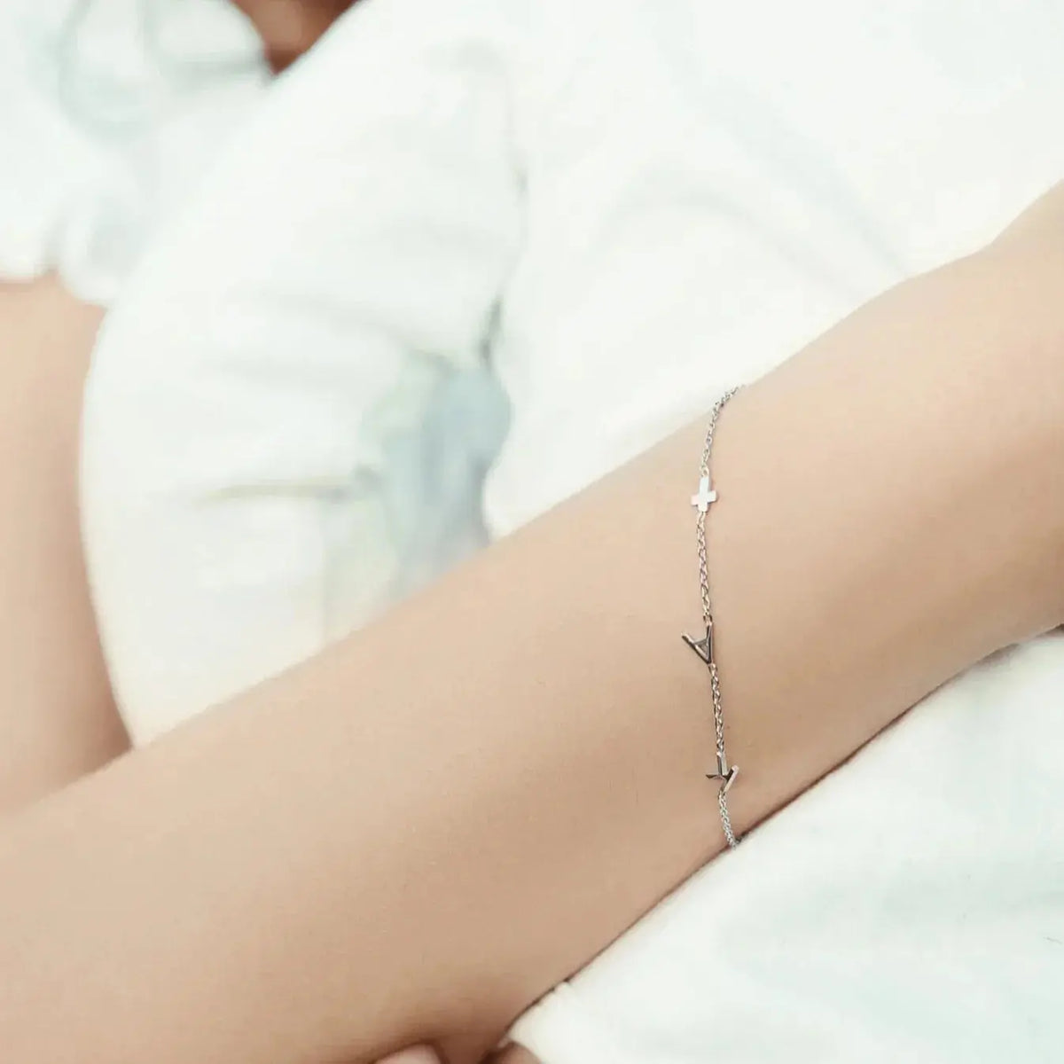 Pulsera personalizada con inicial lateral
