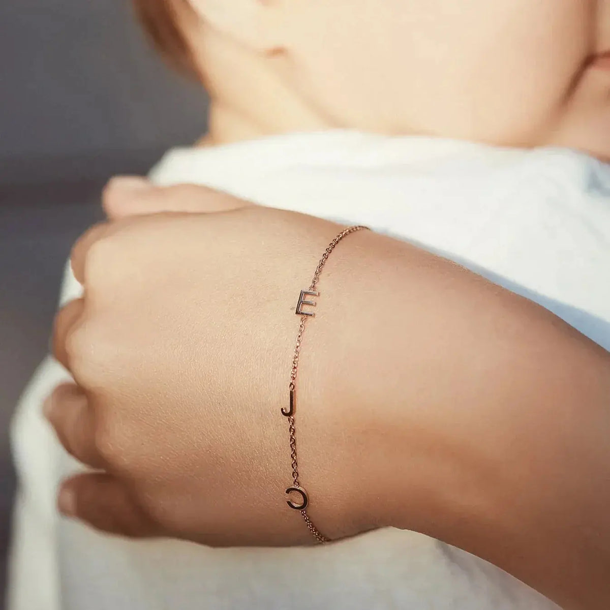 Pulsera personalizada con inicial lateral