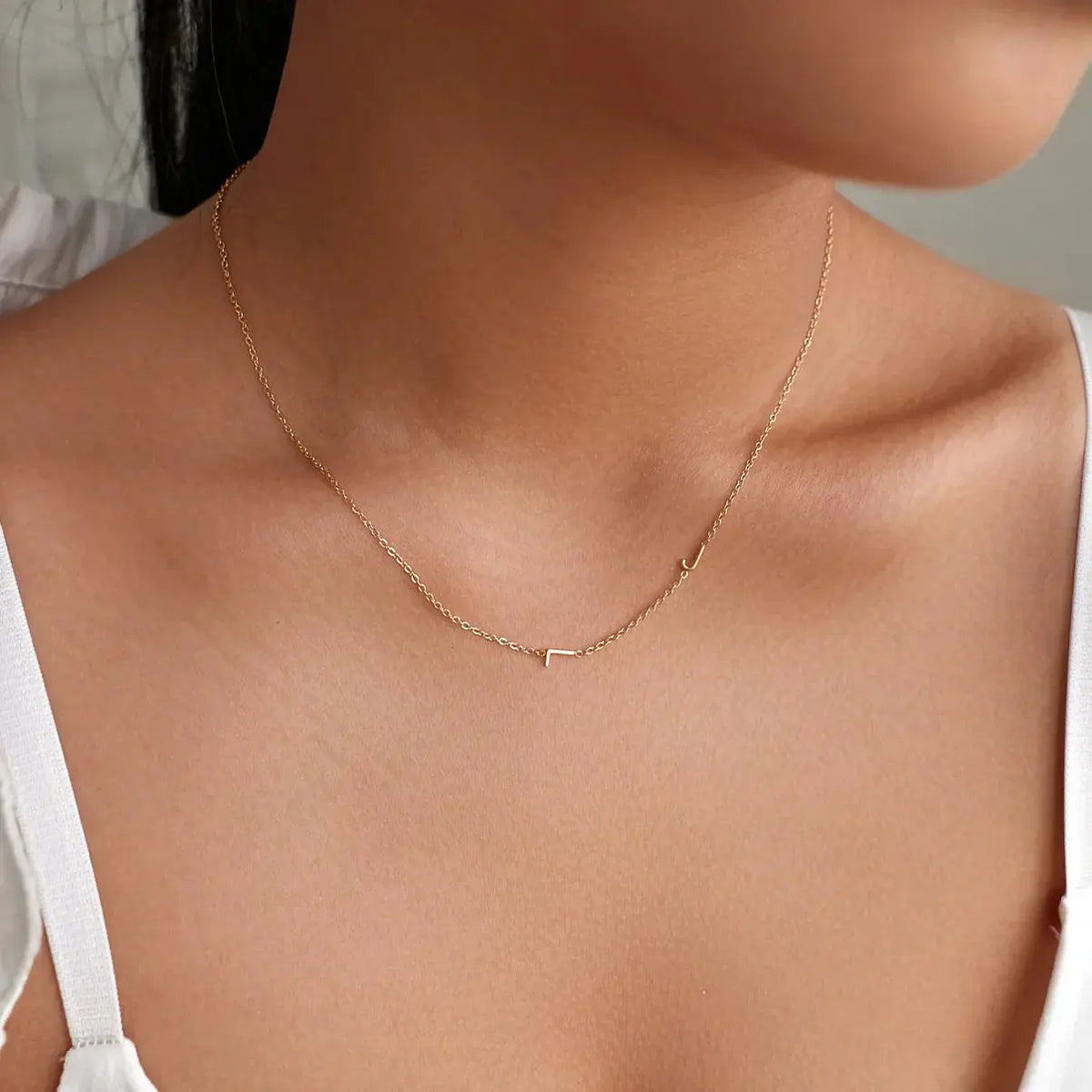 Collar personalizado con inicial horizontal