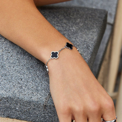 Pulsera de plata con trébol negro