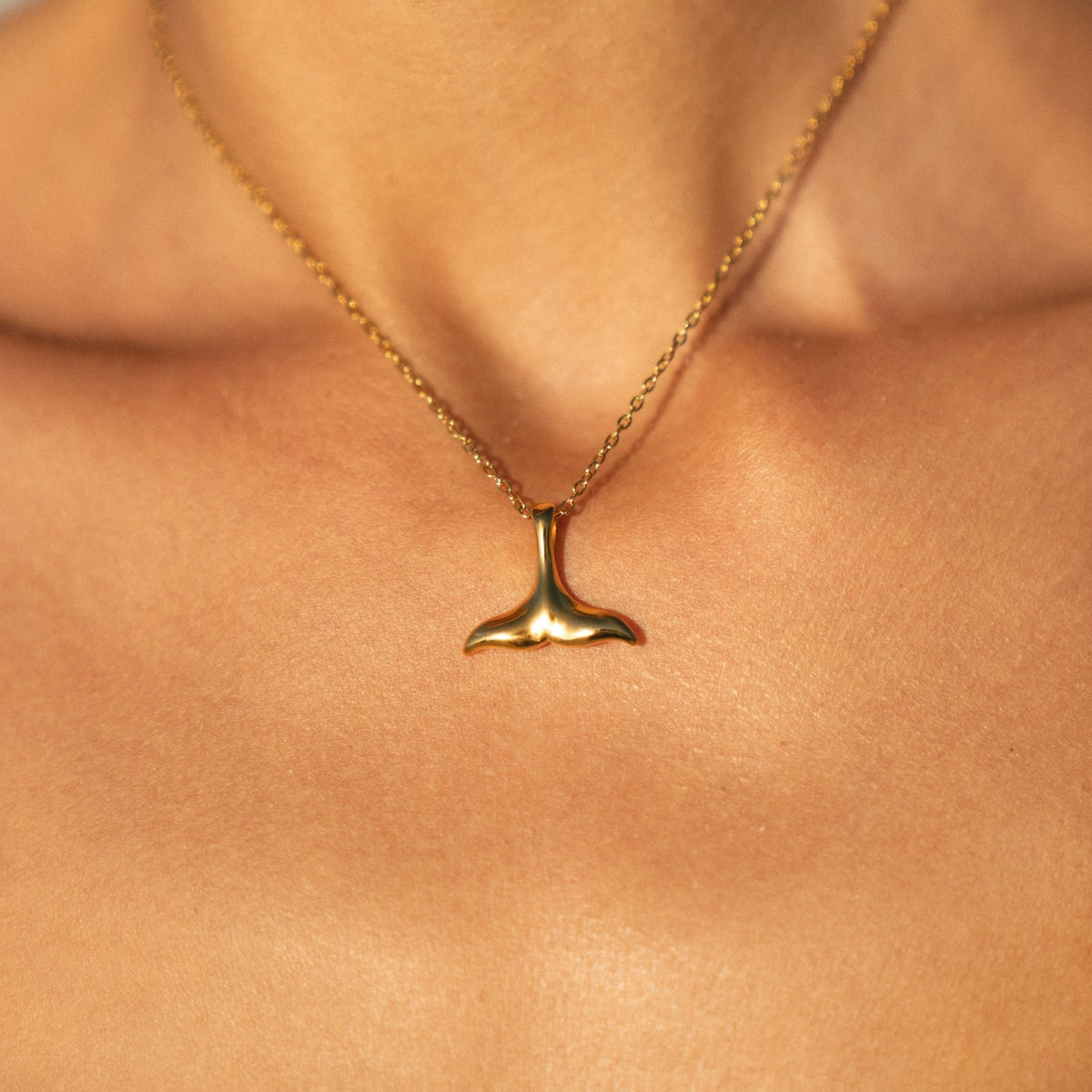 Collar con cola de ballena