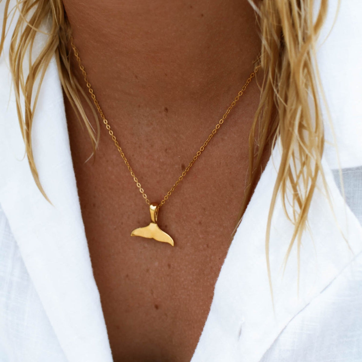 Collar con cola de ballena