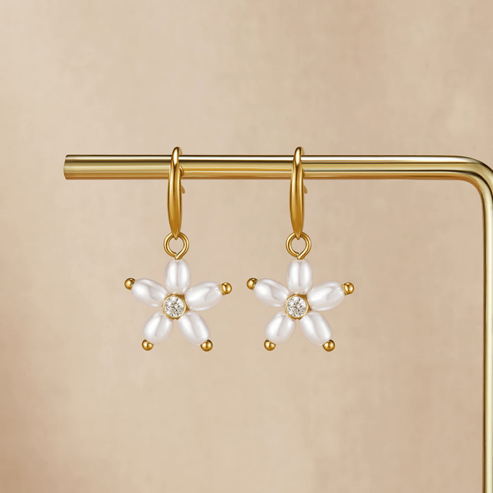 Pendientes colgantes de perlas con flores blancas