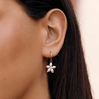 Pendientes colgantes de perlas con flores blancas