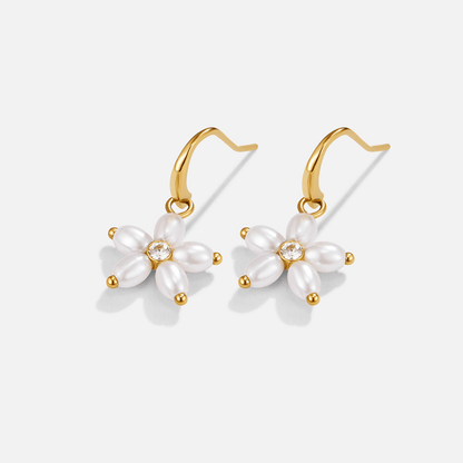 Pendientes colgantes de perlas con flores blancas