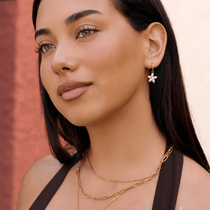 Pendientes colgantes de perlas con flores blancas